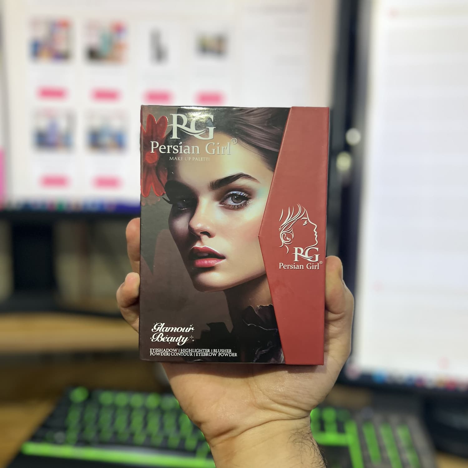 Persian Girl palette پالت آرایشی ۳۳ خانه پرشین گرل مدل Persian باز شده با آینه و اپلیکاتور سایه