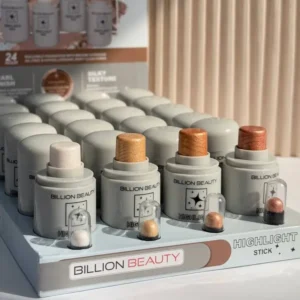 نمای بسته از هایلایتر استیکی Billion Beauty با بافت ابریشمی و رنگ روشن
