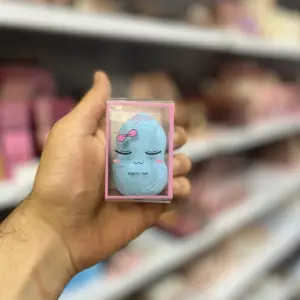 بیوتی بلندر با جعبه رنگ آبی در دست
