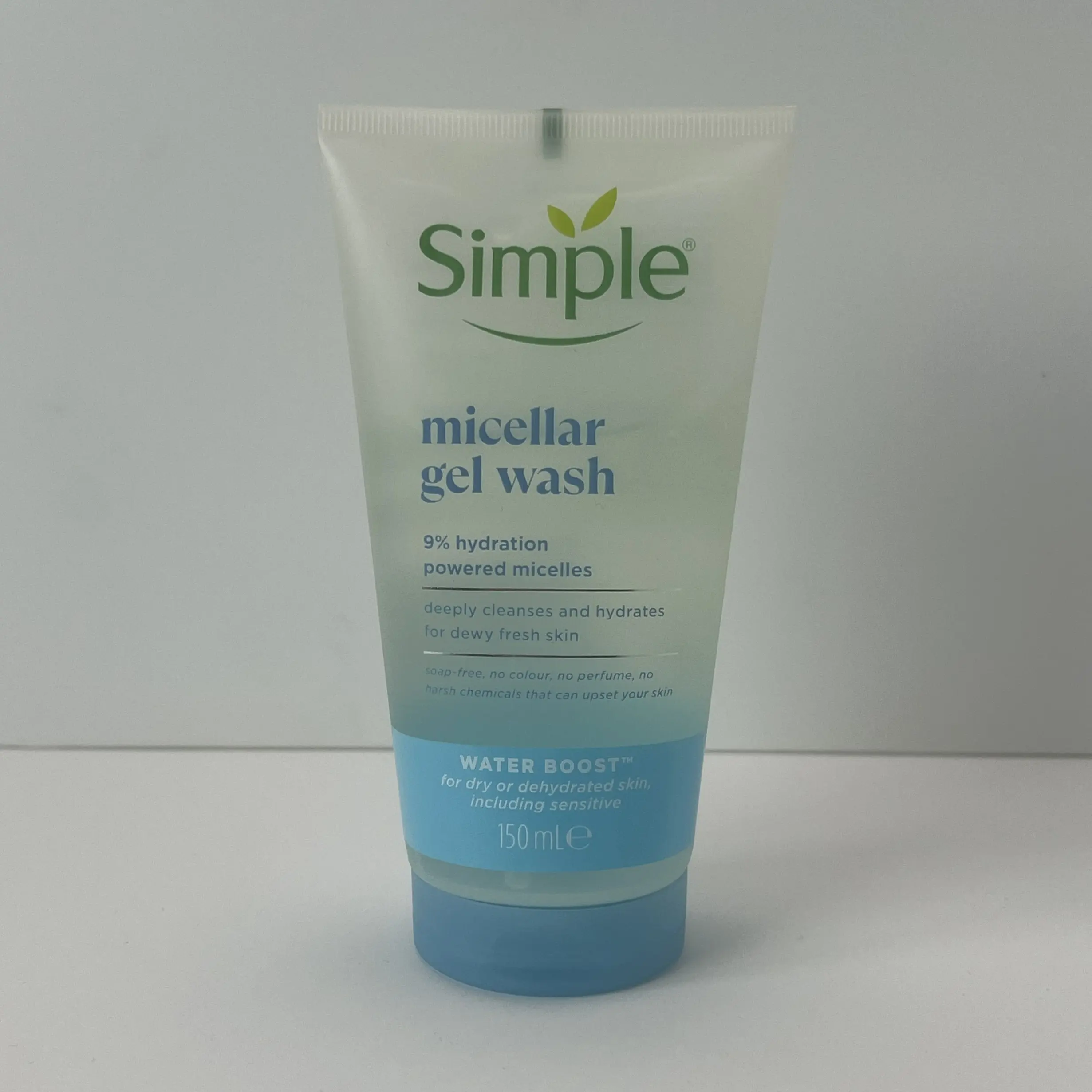 simple-water-boost-facewash-behashtik خرید ژل شستشوی سیمپل آبی مدل واتر بوست اصل با قیمت مناسب