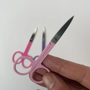 قیچی ابرو استیل ضد زنگ با دسته پلاستیکی رنگی صورتی و بنفش مخصوص اصلاح حرفه‌ای