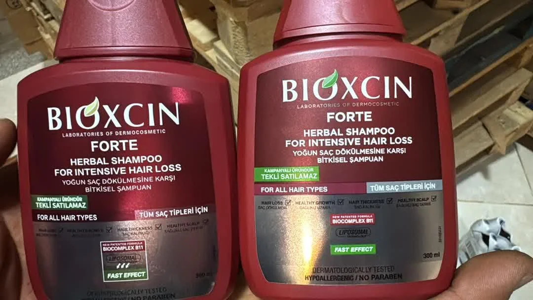 شامپو Bioxcin مدل Forte ضد ریزش و تقویت ریشه مو (300ml) مقایسه شامپو بیوکسین فورته اصل (سمت راست) و نمونه تقلبی (سمت چپ)