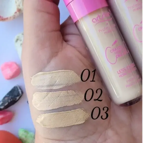 کانسیلر صورتی آرت اسکین مدل Crayon Corrector در ۳ شماره حجم ۱۰ میل مقایسه سه شماره کانسیلر آرت اسکین روی کف دست کنار تیوب محصول