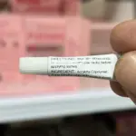 لیبل پشت تیوب چسب مژه سفید دان با ترکیبات Acrylate Copolymer