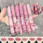 شش تیوب لیپ گلاس قلبی جی جی بیر در دست به همراه سواچ لب هر شش شماره