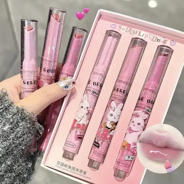 لیپ گلاس جی جی بیر GeGe Bear مدل Solid Lip Gloss سر قلبی شاین دار پک ۳ عددی نمای نزدیک سر قلبی لیپ گلاس جی جی بیر در دست به همراه جعبه