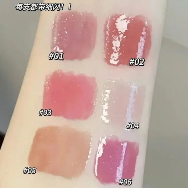 لیپ گلاس جی جی بیر GeGe Bear مدل Solid Lip Gloss سر قلبی شاین دار پک ۳ عددی سواچ شش شماره لیپ گلاس جامد جی جی بیر روی ساعد که شاین ریز هر شماره دیده می شود