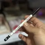 بدنه و درپوش مداد چشم آی کلاس مشکی در دست