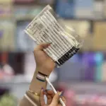 مداد چشم و لب آی کلاس به همراه سواچ رنگ مشکی، سفید و سرمه ای روی دست