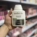 بطری شامپو بیوکسین کلاسیک ساخت ترکیه در دست