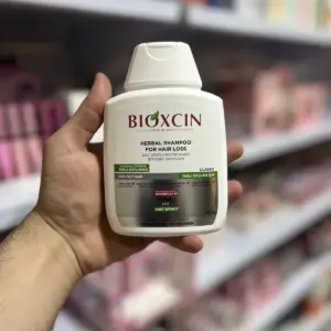 بطری شامپو بیوکسین کلاسیک ساخت ترکیه در دست