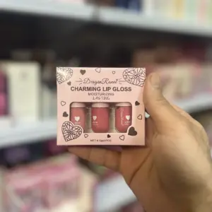 جعبه پک رژ لب مایع دراگون بسته ۳ عددی در دست
