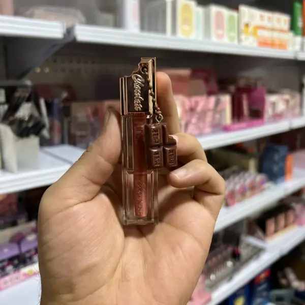 لیپ گلاس شکلاتی هدی موجی مات مدل Chocolate کد LG-188A در 6 رنگ لیپ گلاس شکلاتی هدی موجی در دست