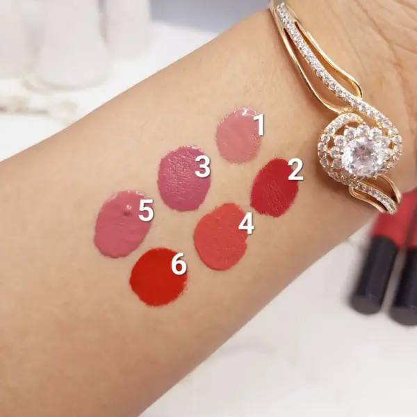 رژ لب مایع پد دار رومانتیک رین مدل Powder Puff Lippie مات در 6 رنگ سواچ رژ لب مایع پد دار رومانتیک رین شماره 1 تا 6 روی دست