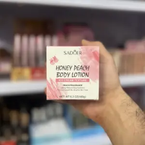 جعبه بستنی بدن هلو سادور در دست