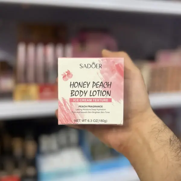بستنی بدن هلو سادور Sadoer با رایحه هلو و عسل 180 گرم جعبه بستنی بدن هلو سادور در دست